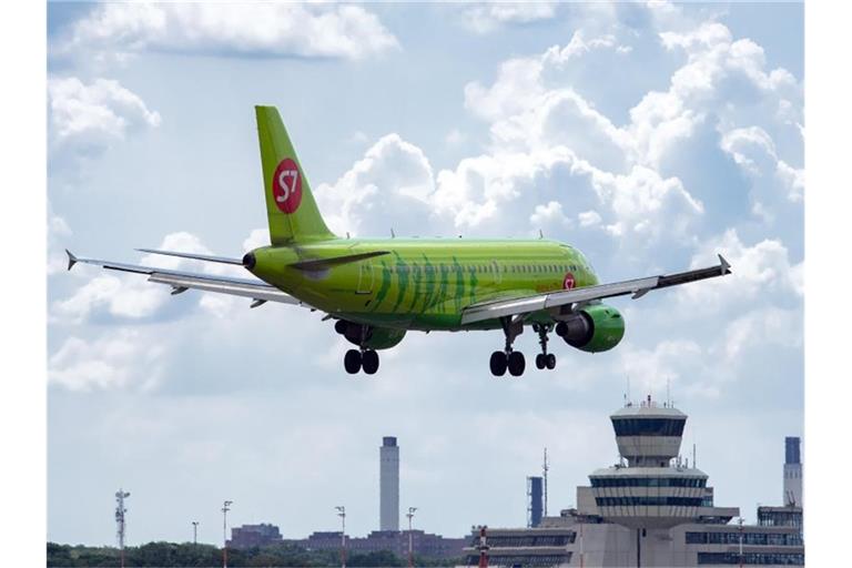 Ein Flugzeug der Fluggesellschaft Siberia Airlines S7 landet im Jahr 2019 in Tegel (Symbolbild). Foto: Soeren Stache/dpa