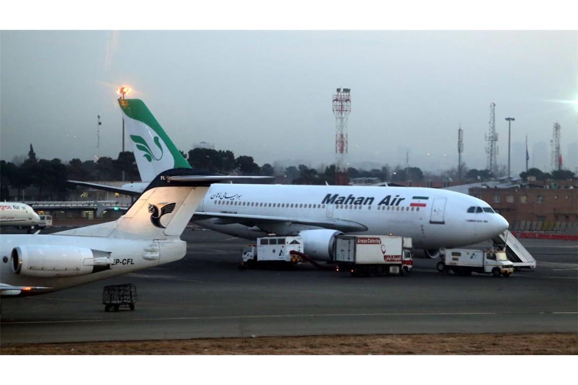 Ein Flugzeug der iranischen Fluggesellschaft Mahan Air am Flughafen Teheran-Mehrabad.