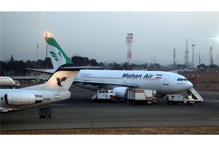 Ein Flugzeug der iranischen Fluggesellschaft Mahan Air am Flughafen Teheran-Mehrabad.