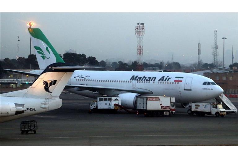 Ein Flugzeug der iranischen Fluggesellschaft Mahan Air am Flughafen Teheran-Mehrabad. (Archivbild)