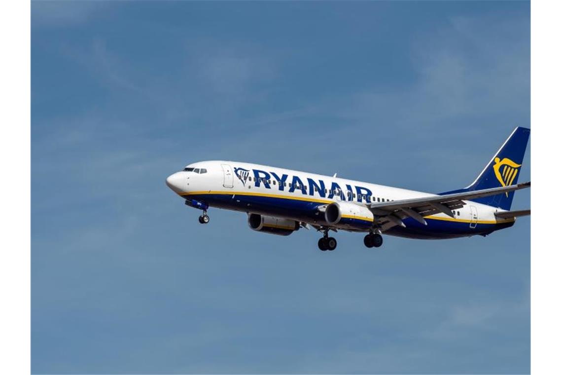 Ein Flugzeug der irischen Fluggesellschaft Ryanair im Landeanflug auf den Flughafen Frankfurt. Foto: Silas Stein