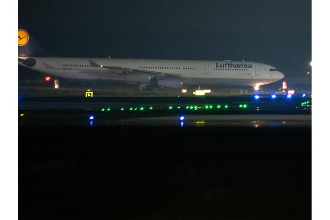 Ein Flugzeug der Lufthansa landet am Flughafen Frankfurt. Mit dem Flug wurden Menschen aus dem usbekischen Taschkent nach Deutschland gebracht. Foto: Sebastian Gollnow/dpa