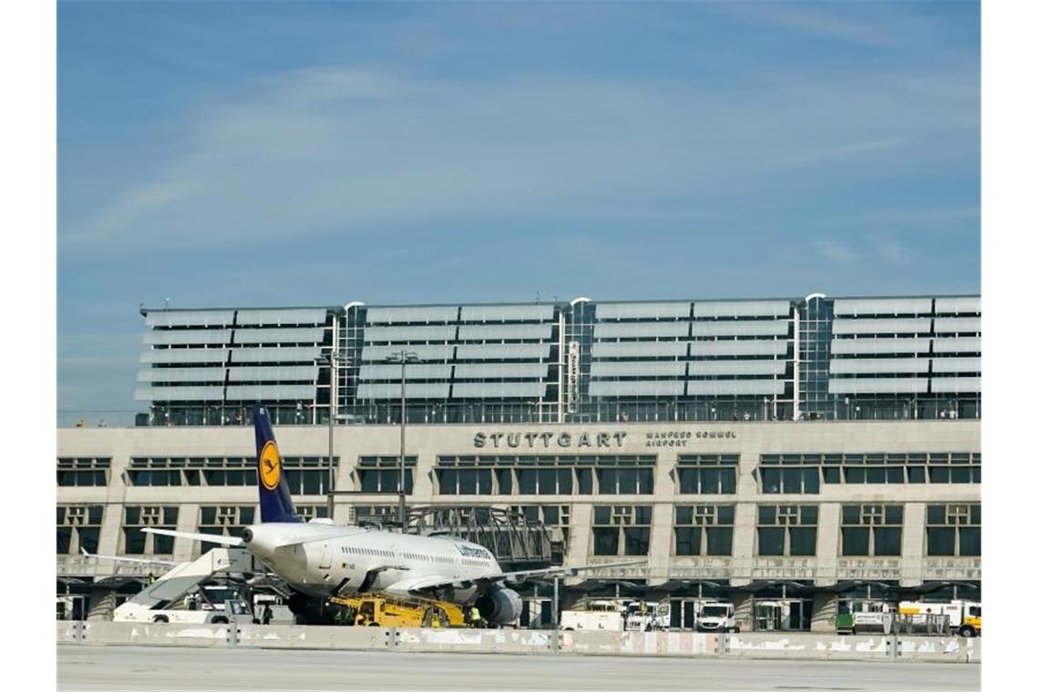 Ein Flugzeug der Lufthansa steht an einem Gate am Airport Stuttgart "Manfred Rommel". Foto: Jan Woitas/zb/dpa/Archivbild