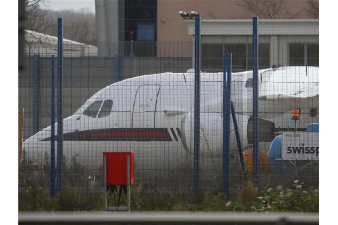 Ein Flugzeug der Royal Air Force, mit dem vermutlich die Unterlagen für den Brexit-Handelspakt mit der Europäischen Union von Brüssel nach London transportiert wurden. Foto: Steve Parsons/PA Wire/dpa