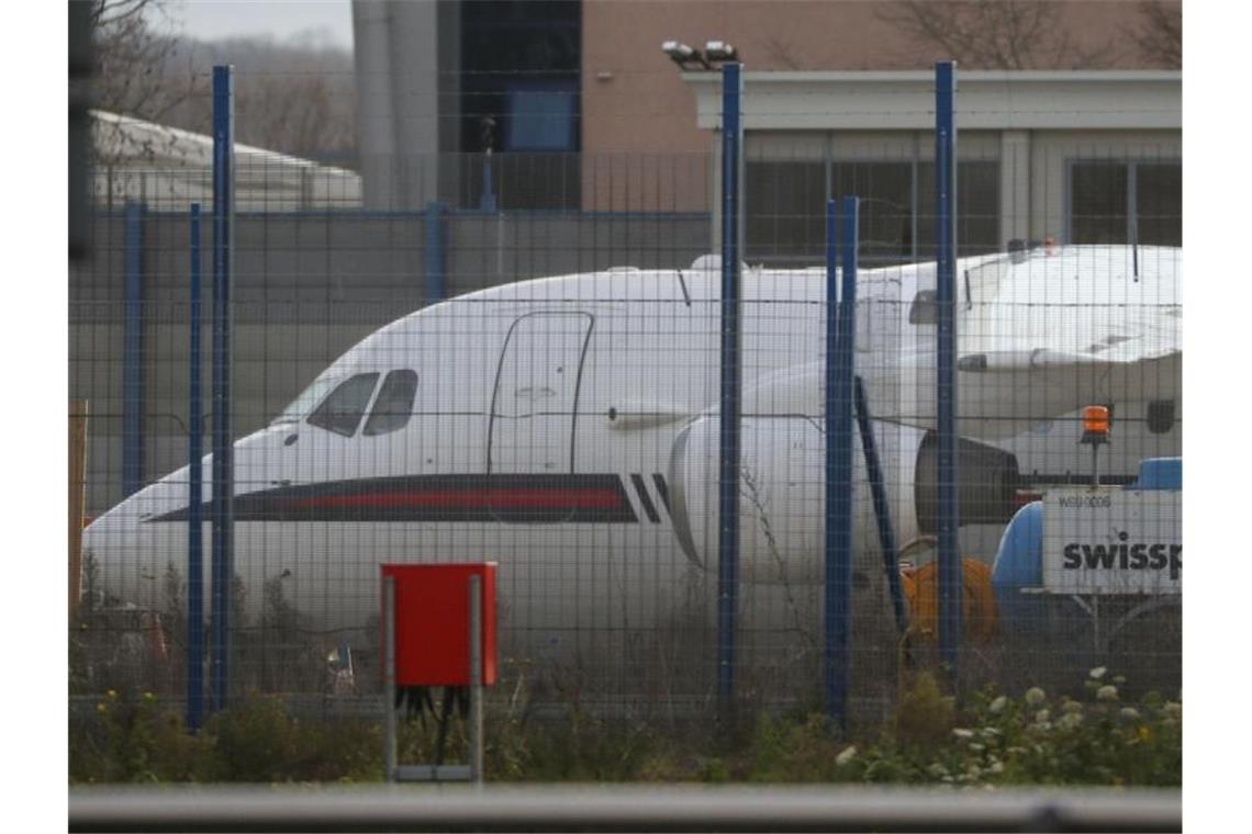 Britisches Unterhaus stimmt Brexit-Handelspakt zu Ein Flugzeug der Royal Air Force, mit dem vermutlich die Unterlagen für den Brexit-Handelspakt mit der Europäischen Union von Brüssel nach London transportiert wurden. Foto: Steve Parsons/PA Wire/dpa