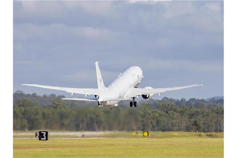 Ein Flugzeug der Royal Australian Air Force startet vom Luftwaffenstützpunkt in Amberly, um nach dem Vulkanausbruch Hilfe zu leisten. Foto: Lacw Emma Schwenke/ADF/Royal Australian Air Force via AP/dpa