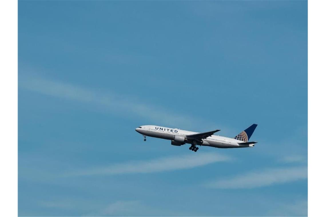 Ein Flugzeug der US-amerikanischen Linienfluggesellschaft United Airlines im Landeanflug auf den Flughafen Frankfurt. Foto: Silas Stein/dpa