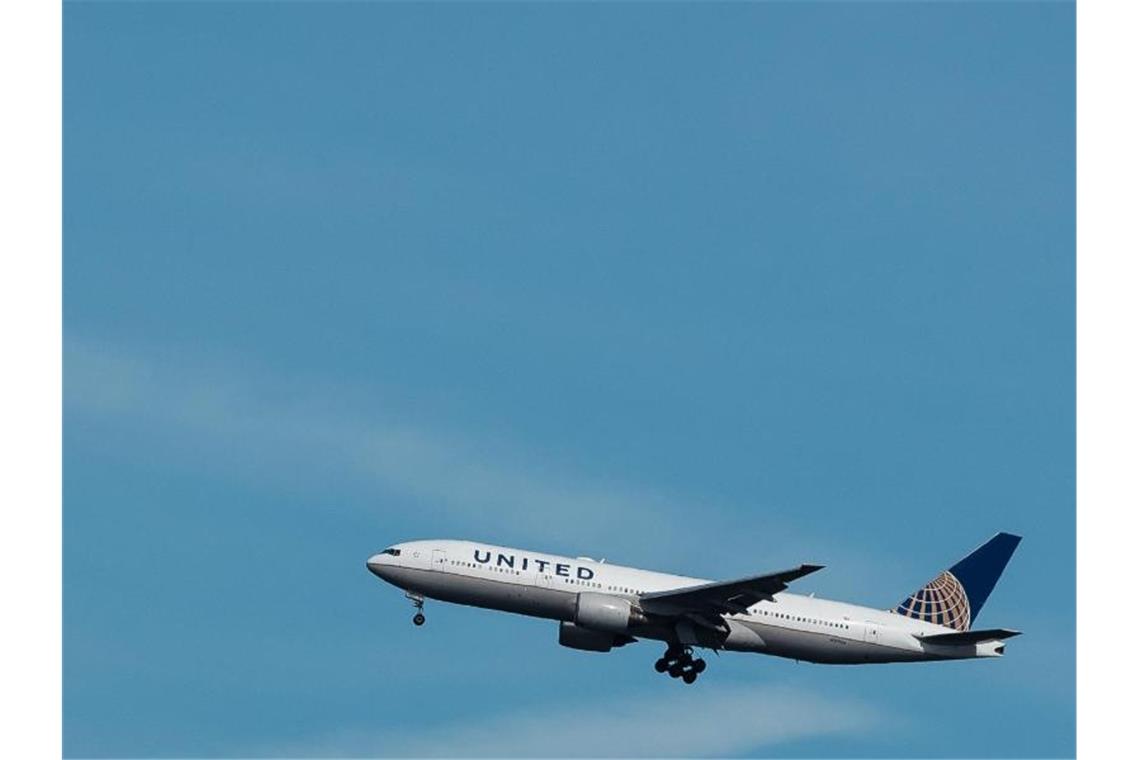 Ein Flugzeug der US-amerikanischen Linienfluggesellschaft United Airlines im Landeanflug auf den Flughafen Frankfurt. Foto: Silas Stein/dpa