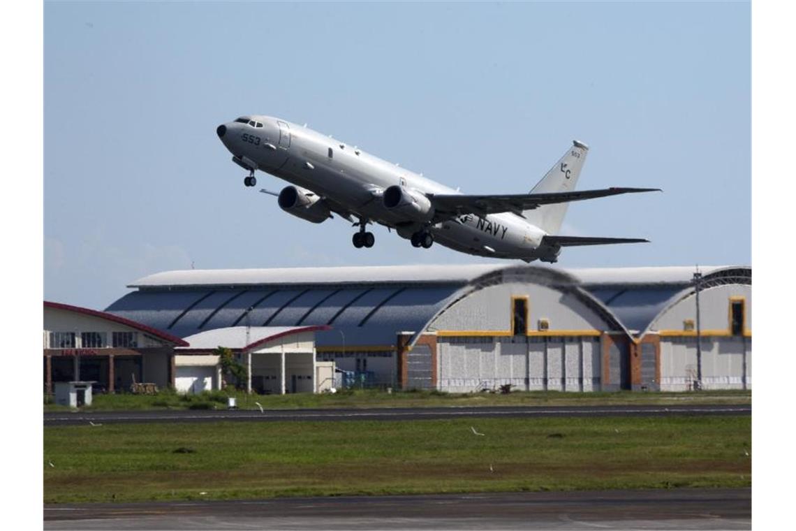 Keine Hoffnung mehr für Mannschaft von vermisstem U-Boot Ein Flugzeug der US-Marine hebt von einem Militärstützpunkt auf Bali ab, um bei der Suche zu helfen. Foto: Firdia Lisnawati/AP/dpa
