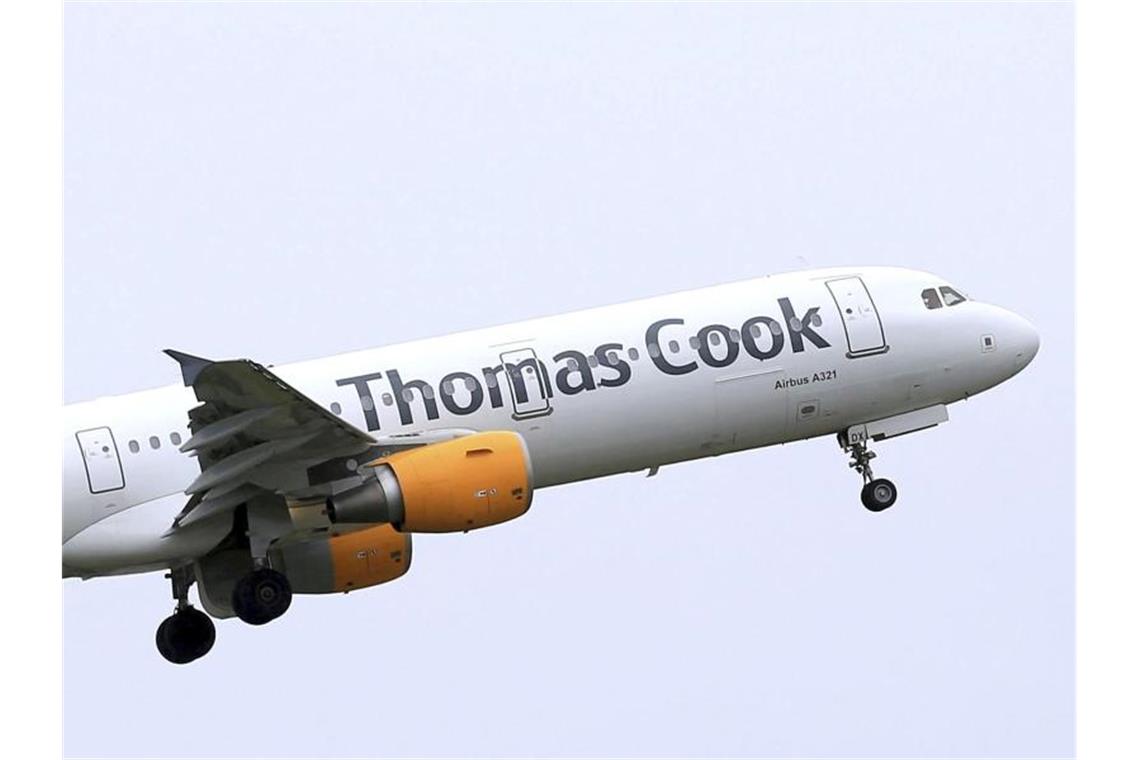 Ein Flugzeug des britischen Reisekonzerns Thomas Cook startet in Großbritannien. Die Bemühungen um Rettung des angeschlagenen britischen Touristikkonzerns Thomas Cook sind gescheitert. Foto: Tim Goode/PA