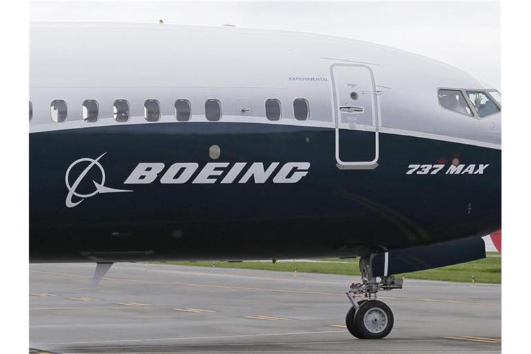 Ein Flugzeug des Typs Boeing 737 MAX 9 auf einem Rollfeld. Foto: Ted S. Warren/AP