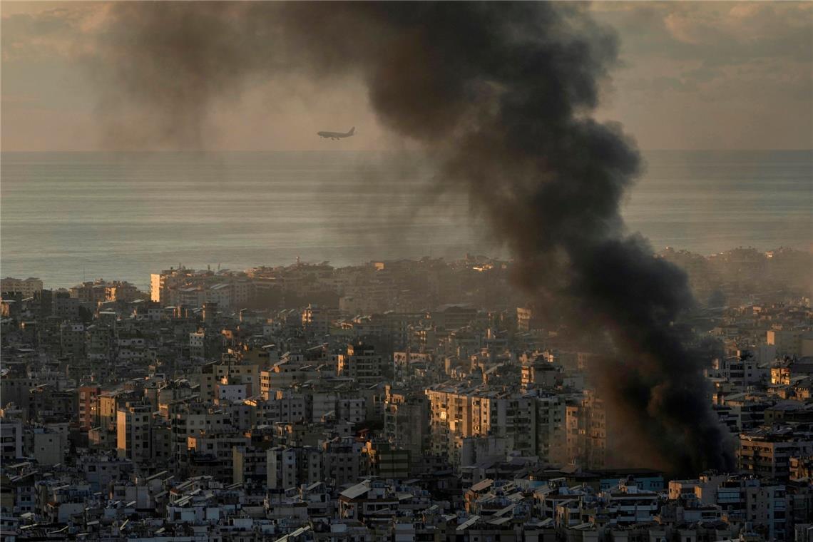 Netanjahu warnt Einwohner der Stadt Gaza: „verschwinden Sie" Ein Flugzeug fliegt über den Vorort Dahieh, während Rauch von israelischen Luftangriffen aufsteigt. (Archivbild)