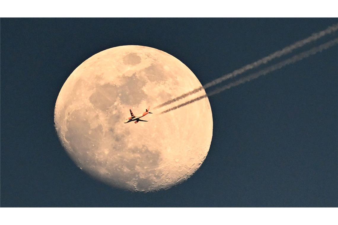Bilder des Tages Ein Flugzeug fliegt vor dem zunehmenden Mond über dem Stadion beim Spiel des FC Barcelona gegen Borussia Dortmund.