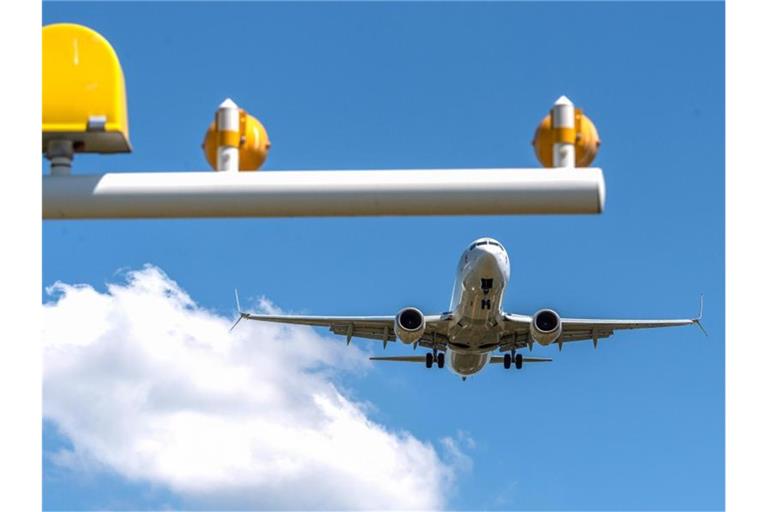 Ein Flugzeug im Landeanflug auf einen Flughafen. Foto: Robert Michael