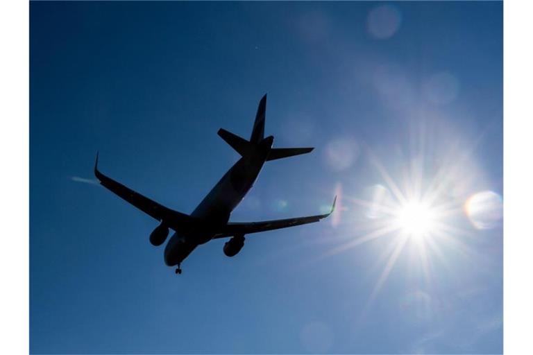 Ein Flugzeug im Landeanflug. Foto: Robert Michael/Archivbild