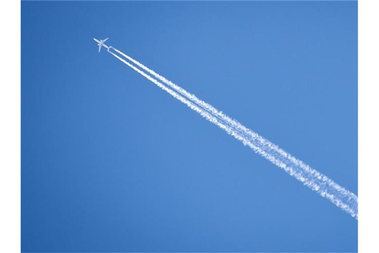 Ein Flugzeug inmitten des strahlend blauen Himmels. Foto: Daniel Naupold/dpa/Symbolbild