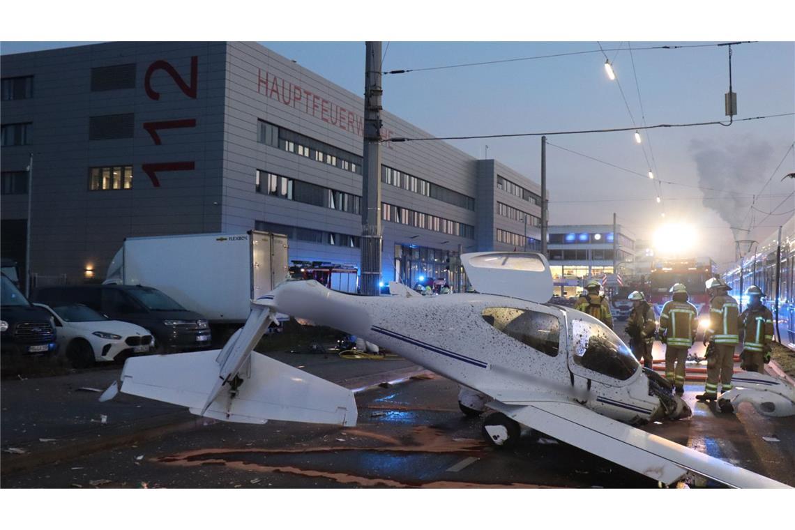 Flugzeug in Stadtgebiet notgelandet – eine Person schwer verletzt