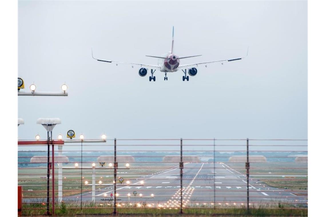 Ein Flugzeug landet am Helmut-Schmidt-Airport. Foto: Daniel Bockwoldt/Archivbild