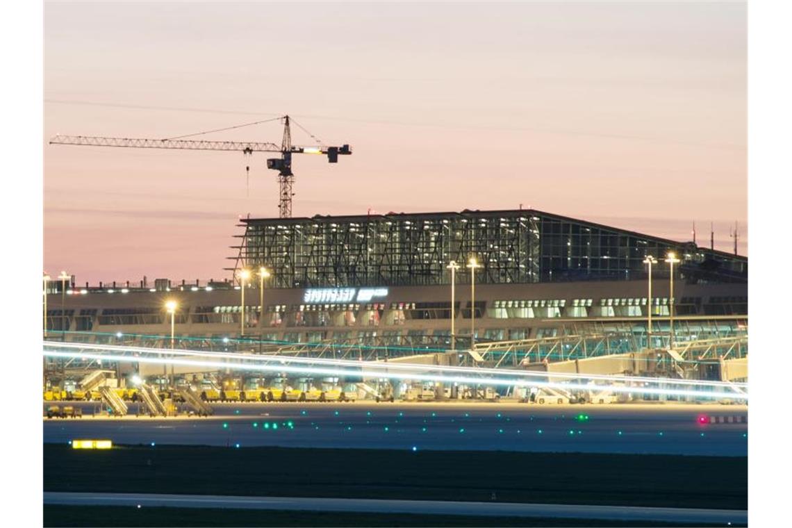 Grenzkontrollen und Flugverkehr-Stopp im Südwesten Ein Flugzeug landet auf dem Flughafen in Stuttgart. Foto: picture alliance /dpa/Archivbild