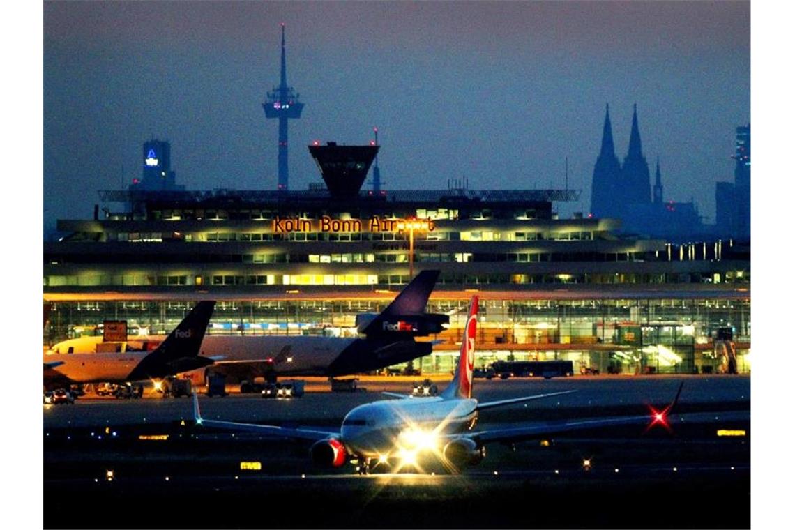 Ein Flugzeug landet auf dem Flughafen Köln/Bonn. Das Umweltministerium hat die Zahl der Flüge zwischen den Dienstsitzen Bonn und Berlin stark zurückgefahren. Foto: Oliver Berg/dpa