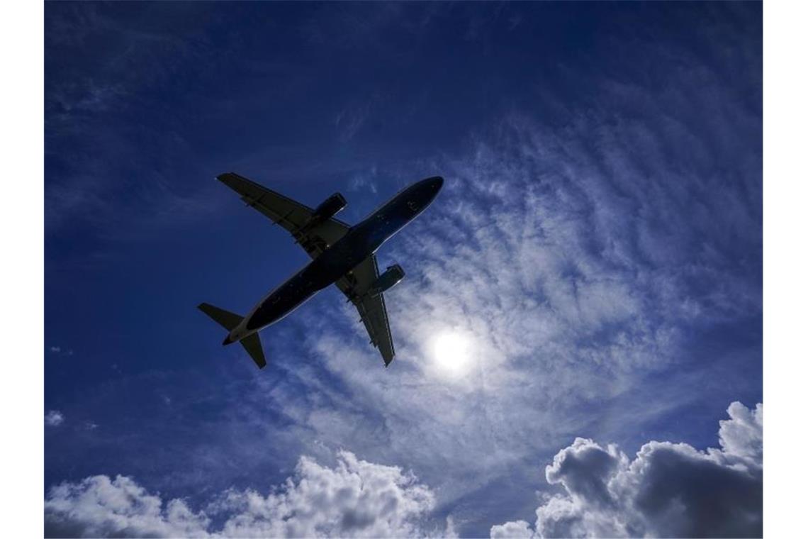 Ein Flugzeug landet auf der südlichen Landebahn des Londoner Flughafens Heathrow. Foto: Steve Parsons/PA Wire/dpa