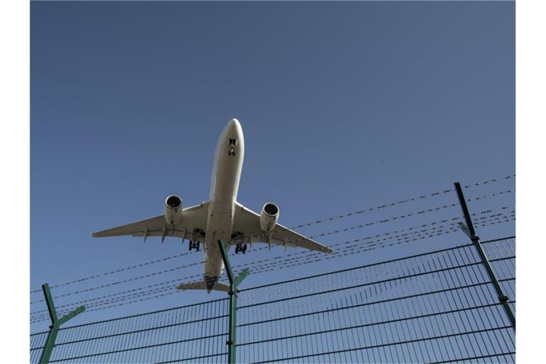 Ein Flugzeug landet auf einem Flughafen. Foto: Boris Roessler/dpa