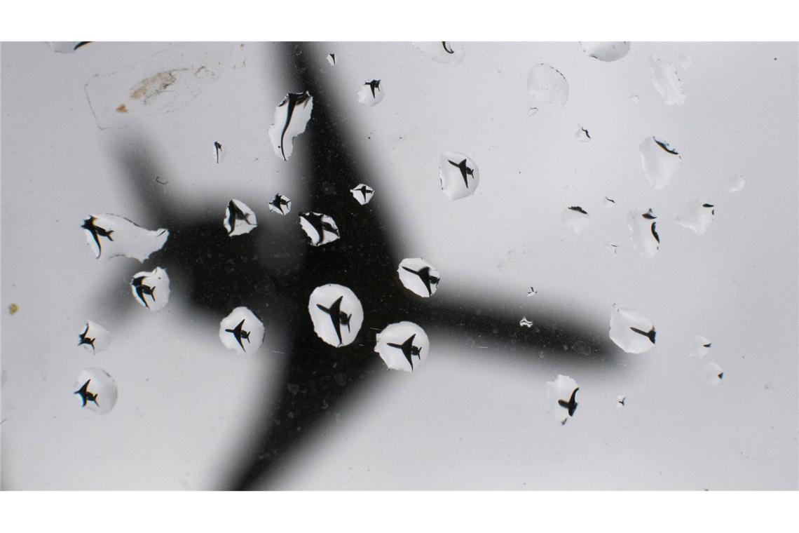 Regen in Krakau: Urlaubsflieger gerät bei Landung auf Rasen Ein Flugzeug landet bei Regenwetter. (Symbolbild)