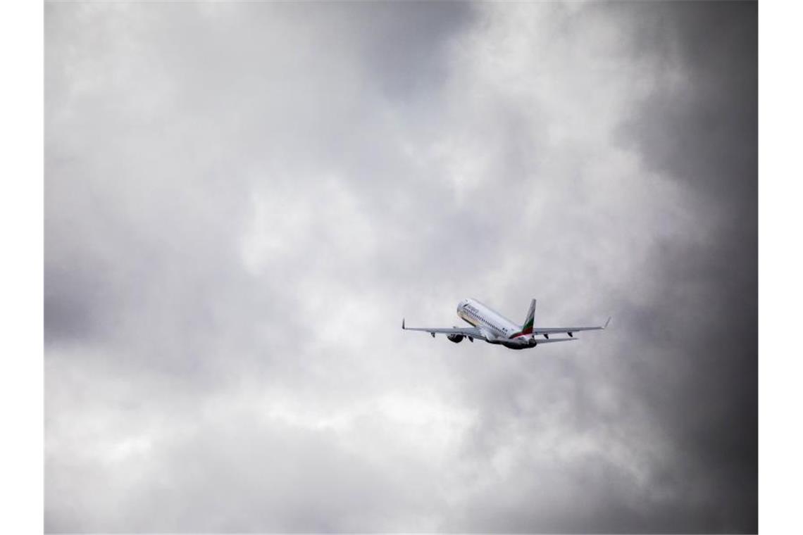 Ein Flugzeug mit abgeschobenen Menschen hebt vom Baden Airpark ab. Foto: Philipp von Ditfurth/dpa