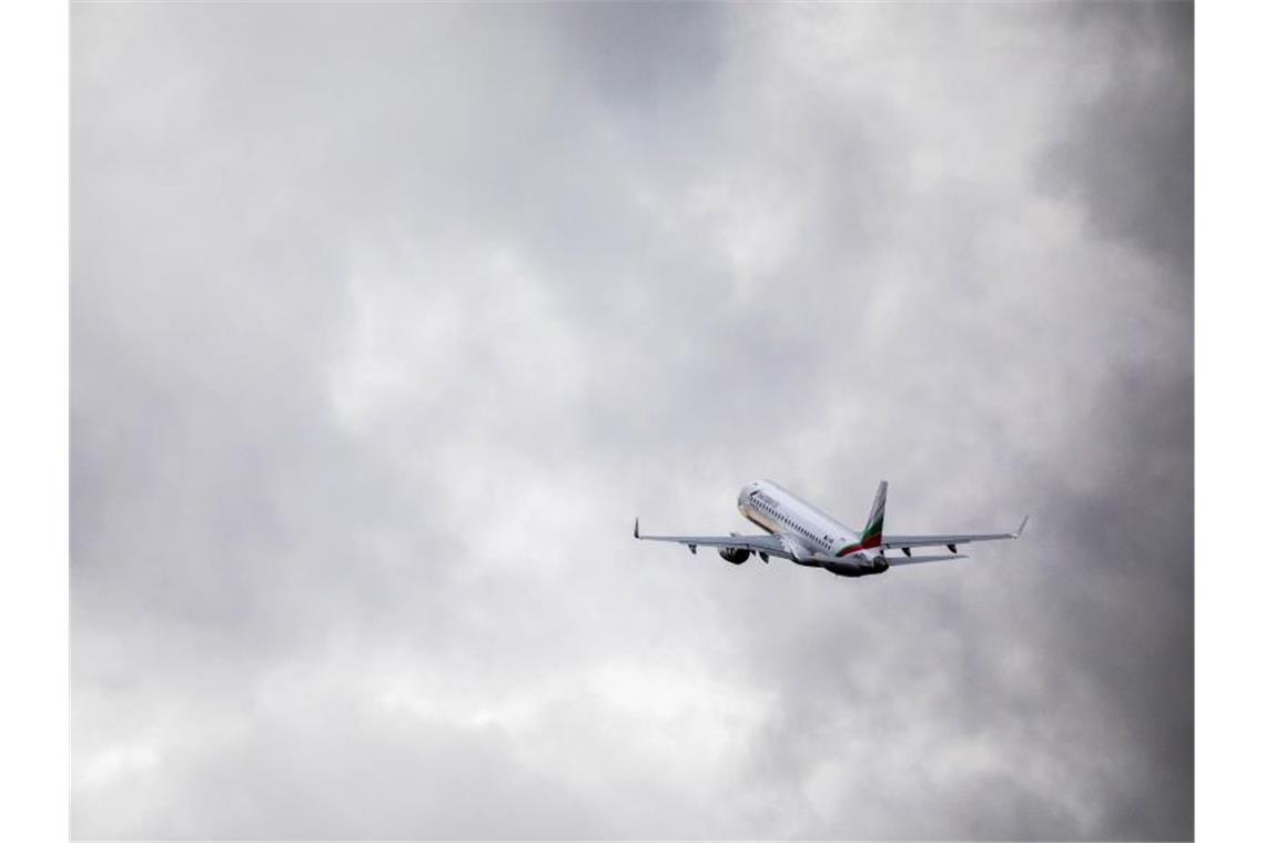 Afghanistan: Abschiebeflug aus Deutschland am Donnerstag Ein Flugzeug mit abgeschobenen Menschen hebt vom Baden Airpark ab. Foto: Philipp von Ditfurth/dpa/Symbolbild