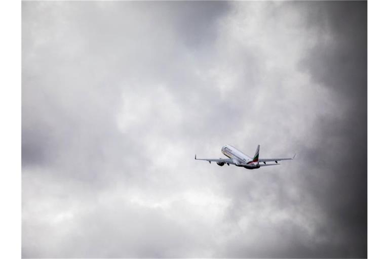 Ein Flugzeug mit abgeschobenen Menschen hebt von einem Flughafen ab. Foto: Philipp von Ditfurth/dpa/Symbolbild