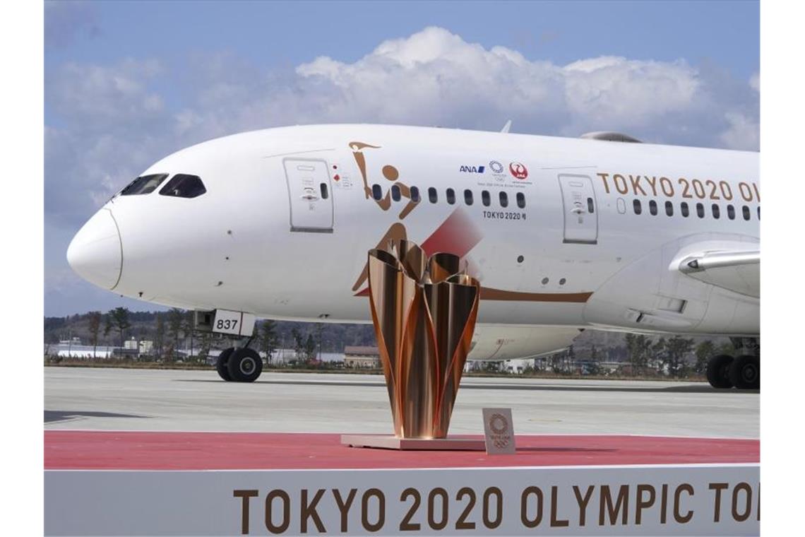 Ein Flugzeug mit dem olympischen Feuer ist auf der Matsushima-Basis nördlich von Tokio gelandet. Foto: Eugene Hoshiko/AP/dpa