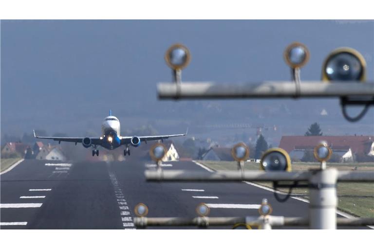 Ein Flugzeug musste außerplanmäßig in Friedrichshafen zwischenlanden (Archivbild).