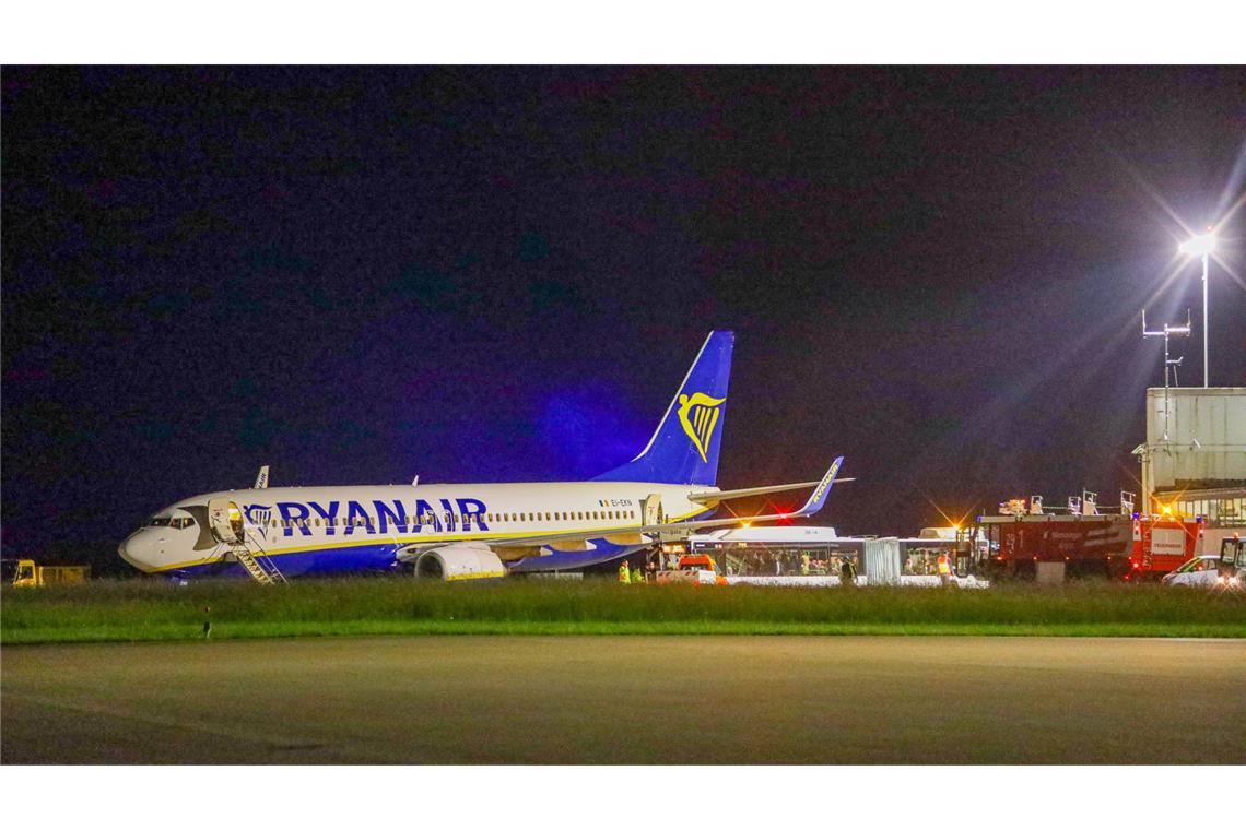 Landung nach Turbulenzen - Passagiere reisen mit Bus weiter Ein Flugzeug musste während eines Gewitter im Allgäu landen.