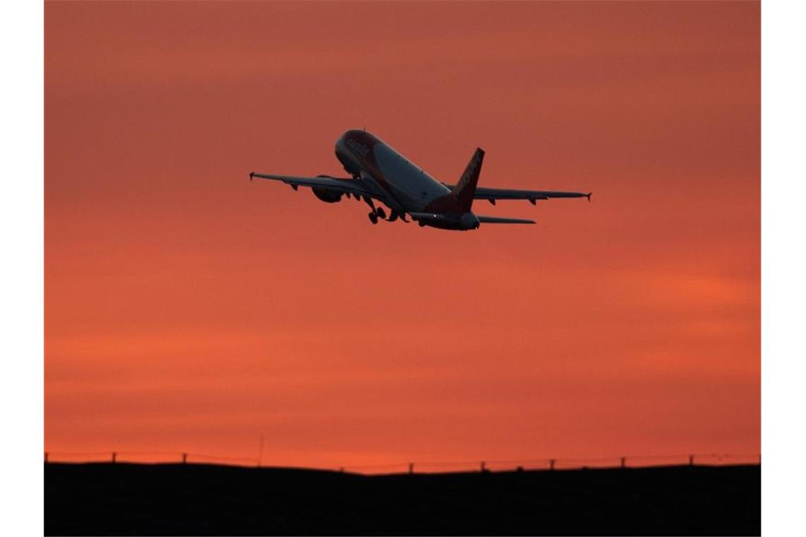 Ein Flugzeug startet bei Sonnenuntergang von einem Flughafen. Foto: Soeren Stache/dpa-Zentralbild/ZB/Symbolbild