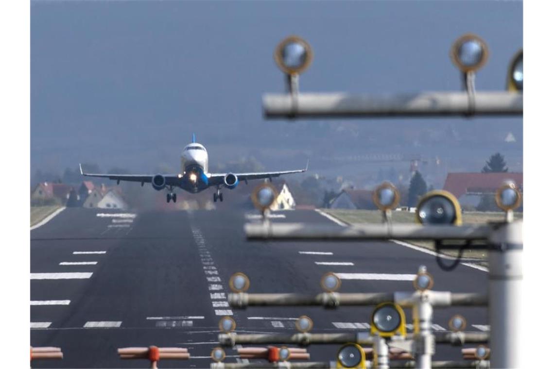 EU-Kommission genehmigt Millionen-Hilfe für Bodensee-Airport Ein Flugzeug startet vom Bodensee-Airport in Friedrichshafen aus. Foto: picture alliance/dpa/Archivbild