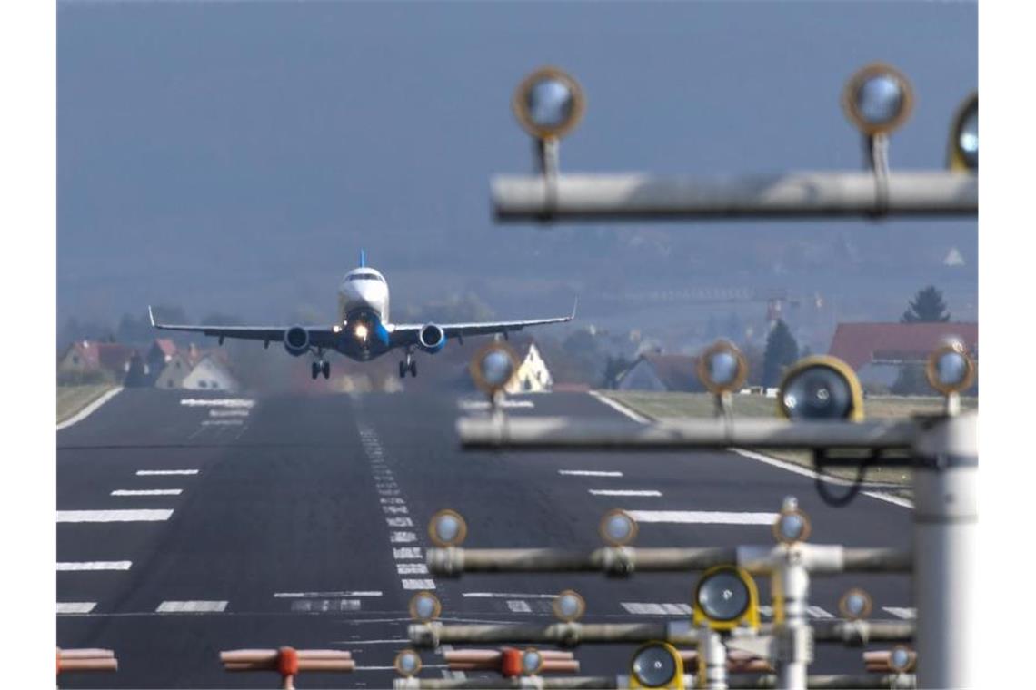 Ein Flugzeug startet vom Bodensee-Airport in Friedrichshafen aus. Foto: picture alliance/dpa/Archivbild