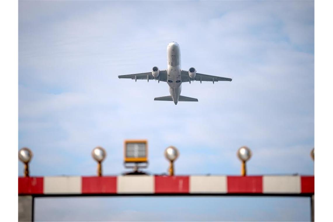Reisefreiheit mit Einschränkungen Ein Flugzeug startet vom Flughafen Hannover. Die wohl ungewöhnlichste Urlaubssaison seit Jahrzehnten ist eröffnet. Foto: Sina Schuldt/dpa/Symbolbild