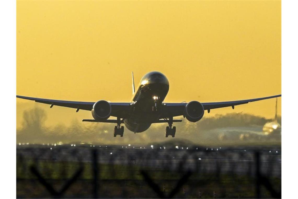 Ein Flugzeug startet vom Flughafen London Heathrow. Foto: Steve Parsons/PA Wire/dpa