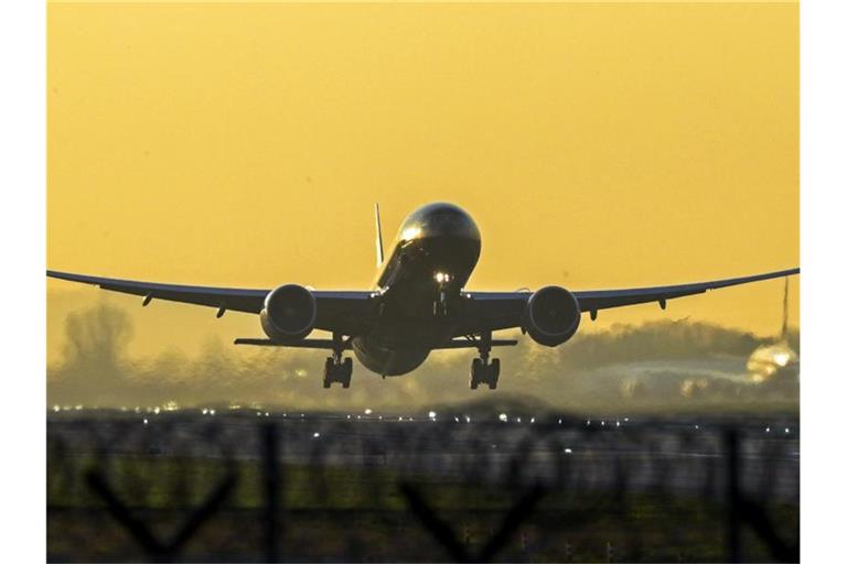 Ein Flugzeug startet vom Flughafen London Heathrow. Foto: Steve Parsons/PA Wire/dpa