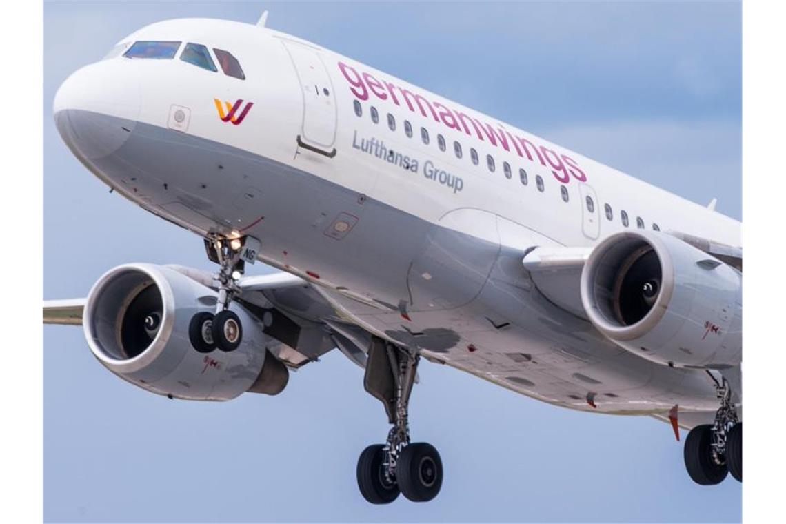 Germanwings: Nach Streik noch kein neuer Schlichter-Termin Ein Flugzeug vom Typ Airbus A319 der deutschen Fluggesellschaft Germanwings startet vom Flughafen in Stuttgart. Foto: Christoph Schmidt/dpa