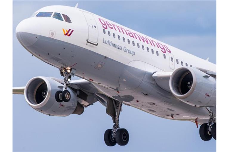 Ein Flugzeug vom Typ Airbus A319 der deutschen Fluggesellschaft Germanwings startet vom Flughafen in Stuttgart. Foto: Christoph Schmidt/dpa