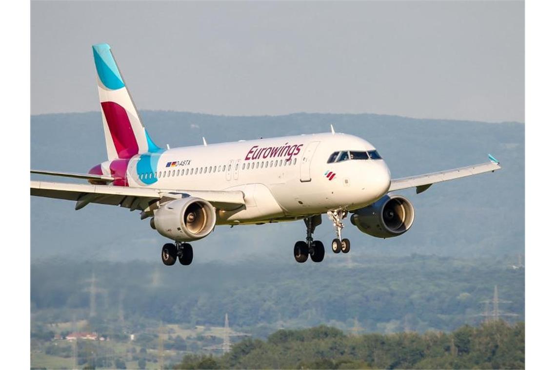 Ein Flugzeug vom Typ Airbus A319 der Fluggesellschaft Eurowings landet. Foto: Christoph Schmidt/Archivbild