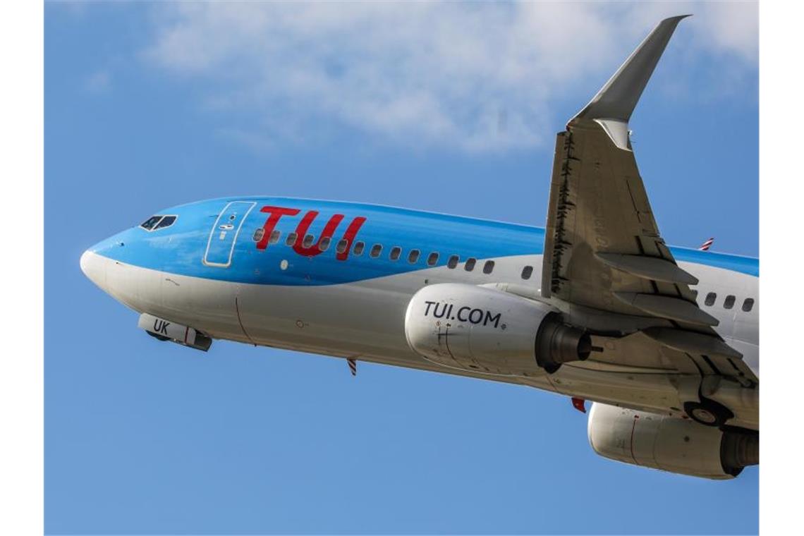 Tui-Vorstand: Flottengröße passt jetzt Ein Flugzeug vom Typ Boeing 737-800 der deutschen Fluggesellschaft Tuifly startet vom Flughafen Stuttgart. Foto: Christoph Schmidt/dpa