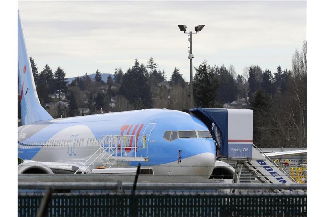 Ein Flugzeug vom Typ Boeing 737 Max 8, das für die Reisegesellschaft TUI gebaut wird, steht auf einer Außenfläche des Boeing-Fertigungswerks in Renton, USA. Foto: Ted S. Warren/AP