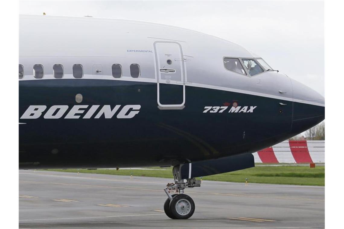 Ein Flugzeug vom Typ Boeing 737 Max. Der US-Luftfahrtkonzern rechnet mit einem monatelangen Flugverbot für den Krisenjet. Foto: Ted S. Warren/AP/dpa