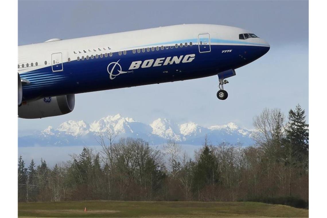 „Dreamliner“-Probleme brocken Boeing Quartalsverlust ein Ein Flugzeug vom Typ Boeing 777X startet im US-Bundesstaat Washington zu seinem ersten Flug. Foto: Ted S. Warren/AP/dpa