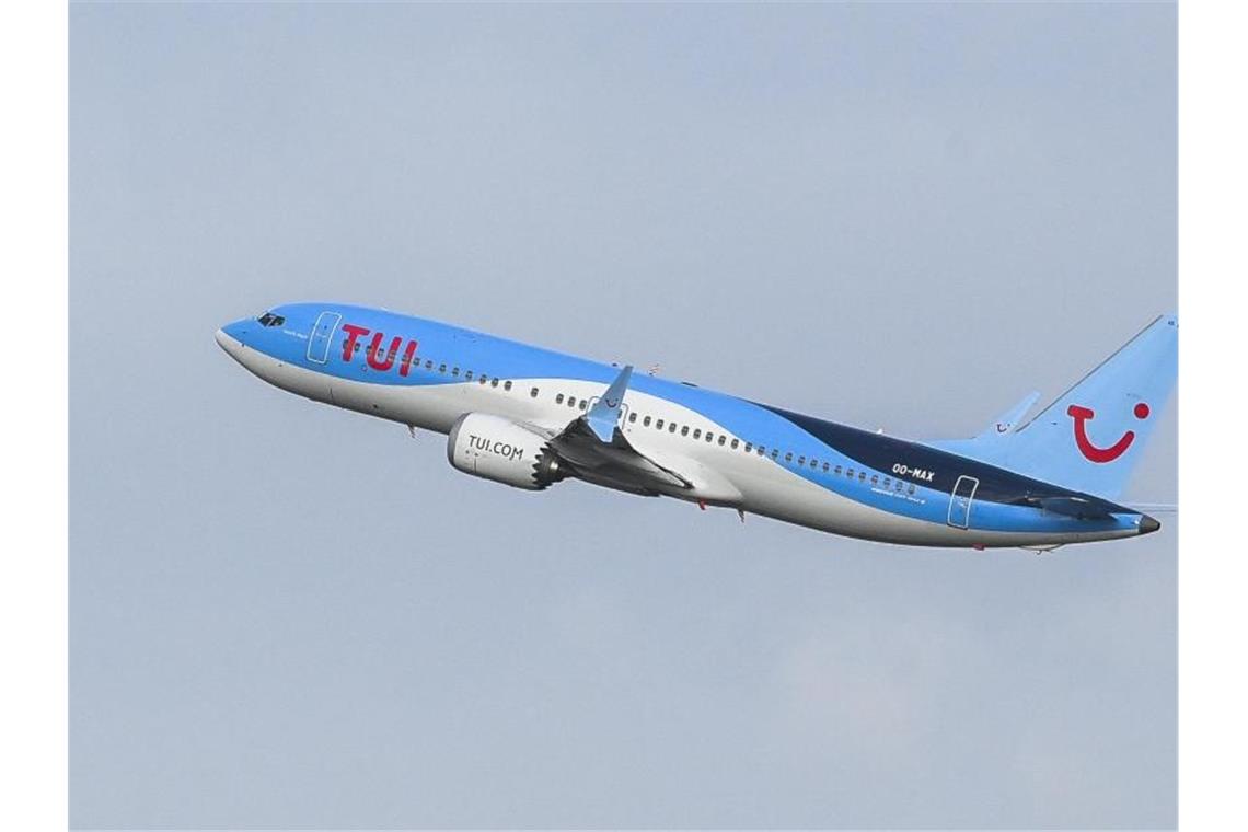 Tui stockt spezielle Anleihe um 190 Millionen Euro auf Ein Flugzeug von Tuifly, einer Tochtergesellschaft des Touristikkonzerns Tui. Foto: Laurie Dieffembacq/BELGA/dpa