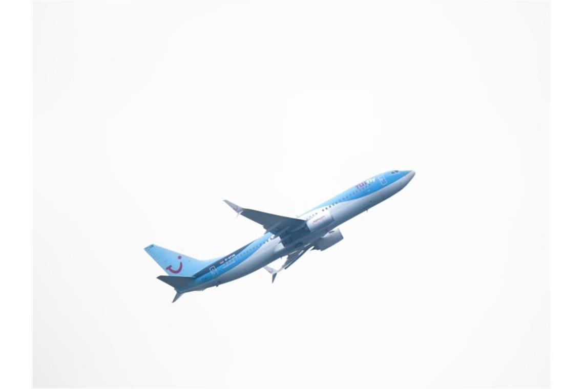 Ein Flugzeug von Tuifly in der Luft. Foto: Julian Stratenschulte/dpa