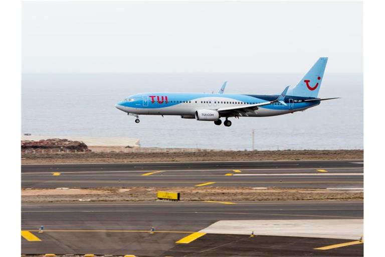 Ein Flugzeug von Tuifly während eines Landeanflugs. Foto: Arturo Jimenez/dpa