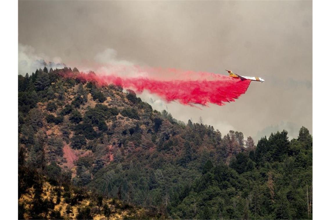 Feuer im Westen Nordamerikas brennen weiter Ein Flugzeug wirft Löschmittel ab, während es versucht, die Ausbreitung des Salt Fire in der Nähe von Lakehead in Kalifornien zu stoppen. Foto: Noah Berger/AP/dpa